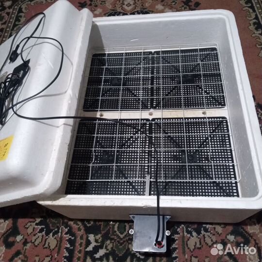 Инкубатор несушка 77 яиц