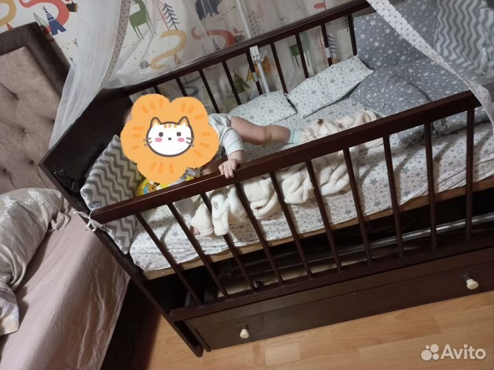 Детская кроватка с маятником и ящиком