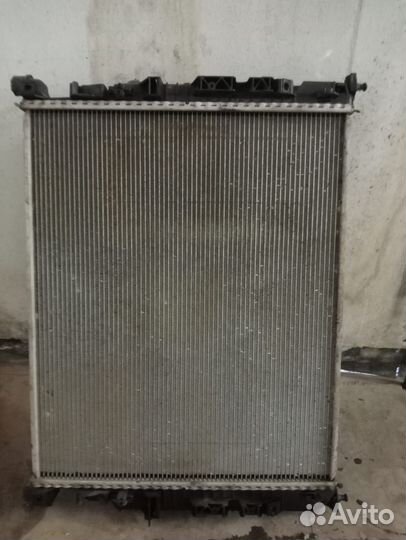 Оригинальный радиатор на Mercedes гл-450,500