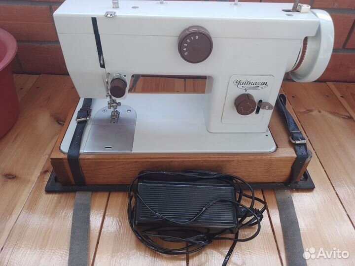 Бытовая швейная машинка Чайка 134 б/у