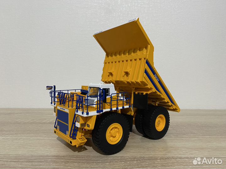 Модель самосвала Белаз 75131 1:50