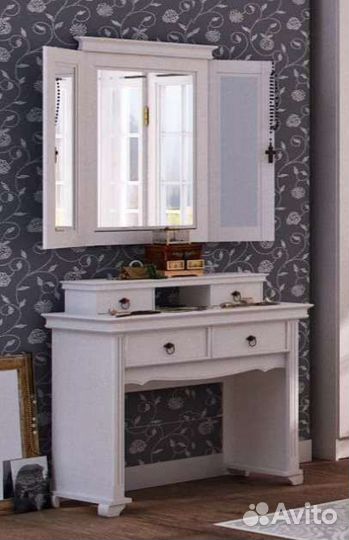 Туалетный столик с зеркалом и пуфом