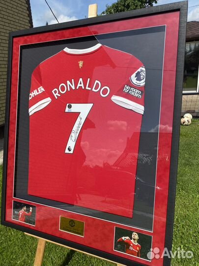 Футболка с автографом Роналду в багете