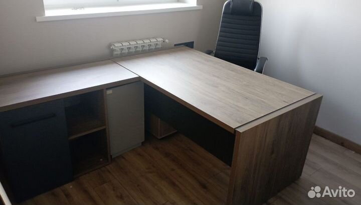 Стол руководителя угловой с тумбой. В наличии