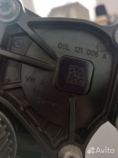 Термостат с помпой 06L121111H оригинал