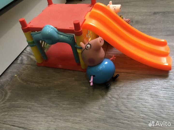 Домик с горкой семья свинок