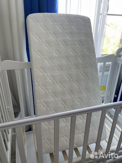 Детская кроватка с маятником белая