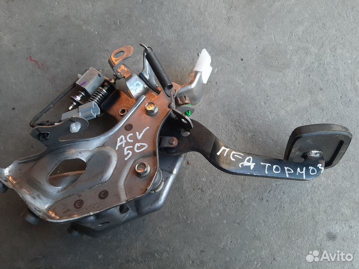 Педаль тормоза Toyota Camry 50 2011-18 левый руль