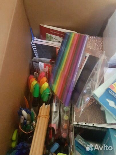Коробка с канцтоварами