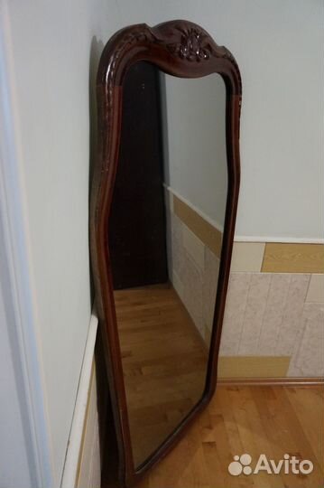 Изящное зеркало в деревянной раме