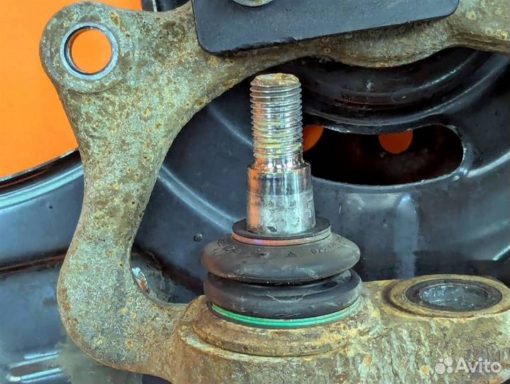 Кулак поворотный передний левый w211 E-class 64