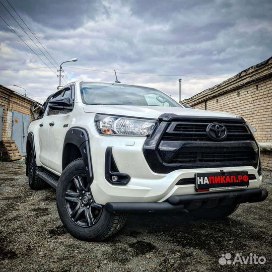 Бампер передний оригинальный на Toyota Hilux 21+
