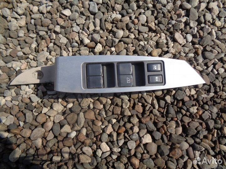 Блок упр. стеклоподьемниками передний правый