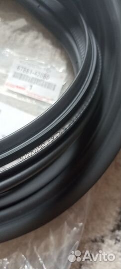 Уплотнитель багажника Rav4 V40 67881-42060