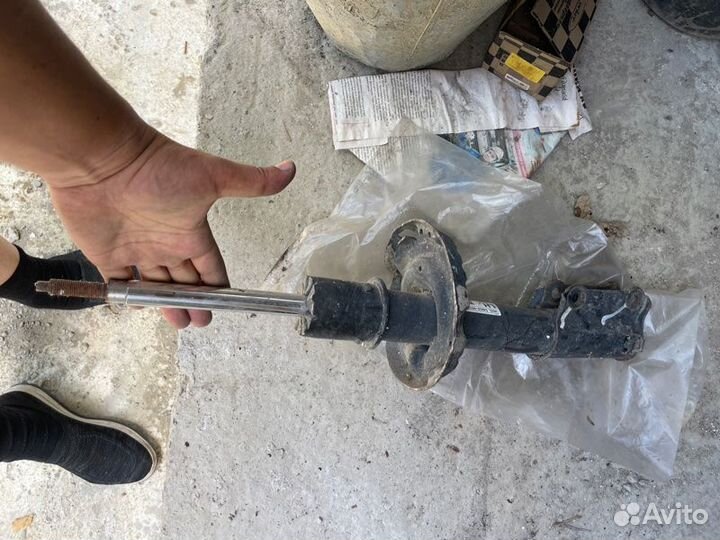 Амортизатор передний левый Kia Rio