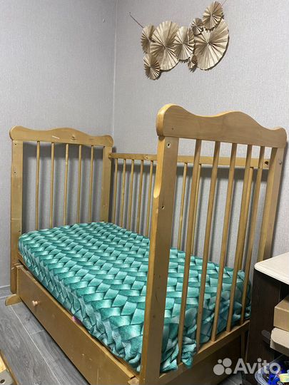 Детская кроватка с маятником