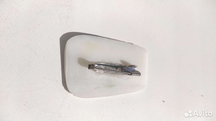 Брошь. Ручная роспись на перламутре