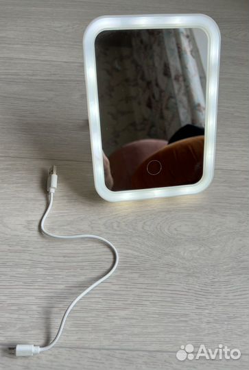 Настольное зеркало с подсветкой