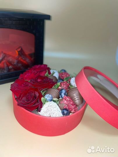 Клубника в шоколаде с цветами в форме сердца