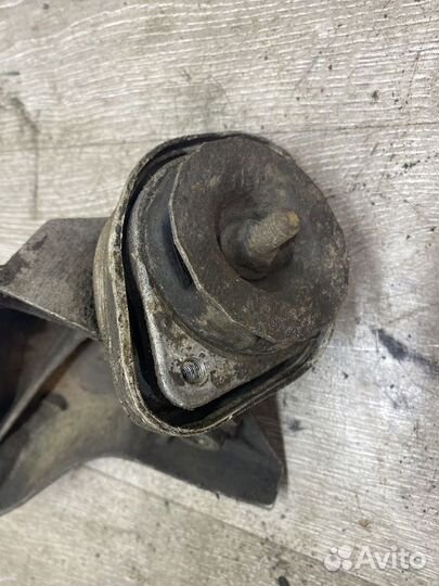 Кронштейн кпп Audi A6