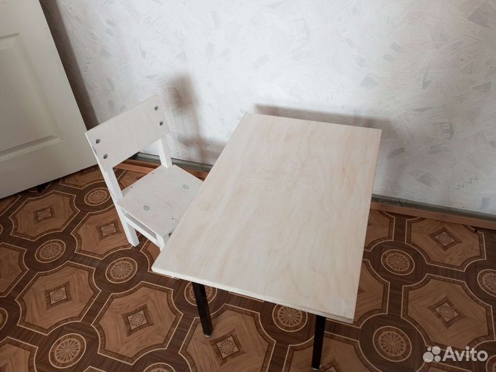 Детский стол со стулом