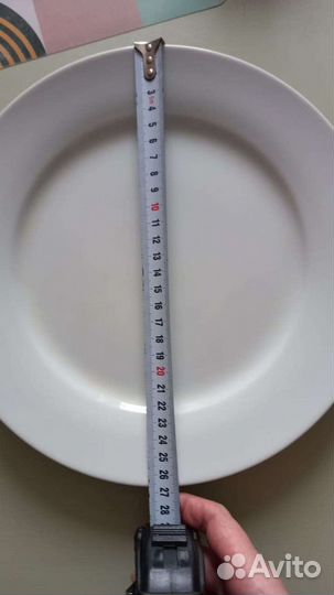 Белая тарелка из фаянса