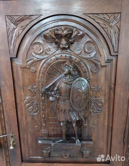 Антикварный шкаф