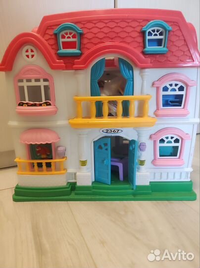 Кукольный домик с мебелью и куклами