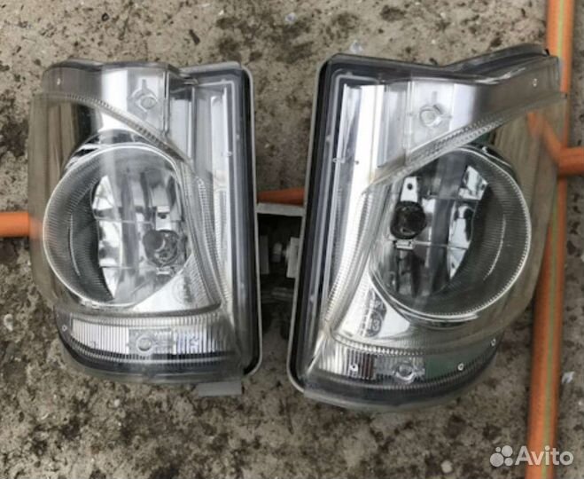 Левая передняя противотуманная фара на lexus IS