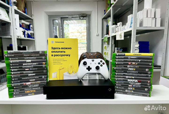 Xbox One X + 2 геймпада + 470 игр