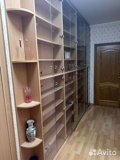 Стеклянный шкаф витрина
