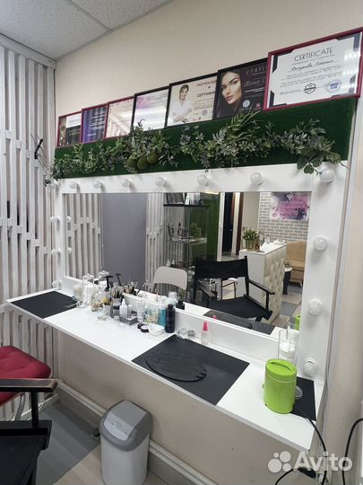 Гримерное зеркало с лампочками и полкой