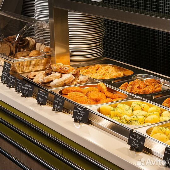 Сотрудник на линию раздачи