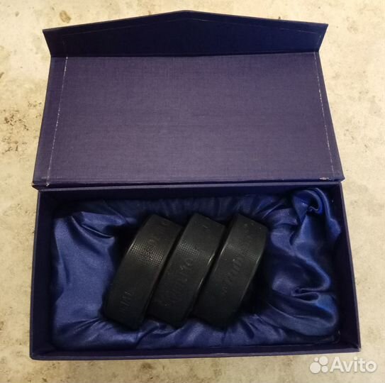 Набор шайб ретро-матча Спартак-Йокерит с подписями