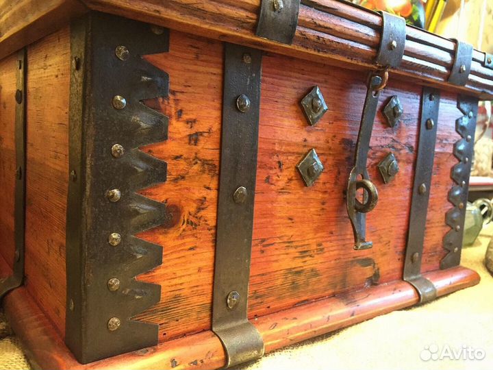 Сундук старинный кованый расписной. Ларец