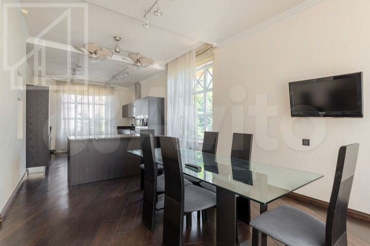 Коттедж 707 м² на участке 6 сот.