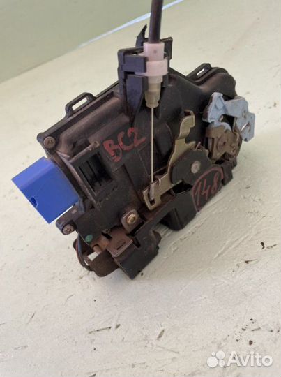 Замок передний правый Volkswagen Touareg 7L