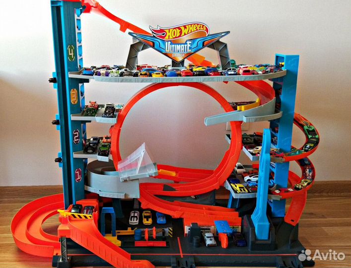 Hot Wheels мега гараж с акулой