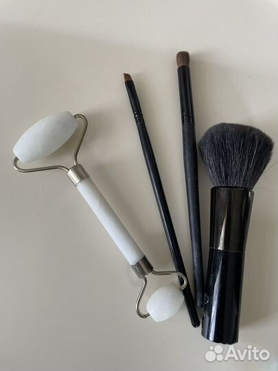 Массажный ролик и кисти для макияжа