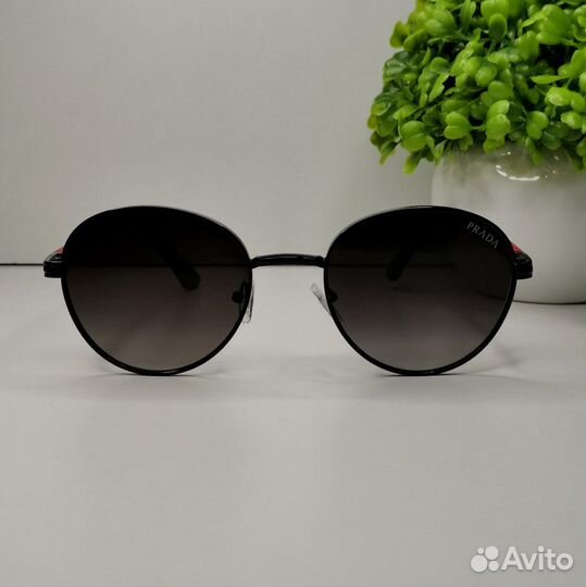 Очки солнцезащитные черные
