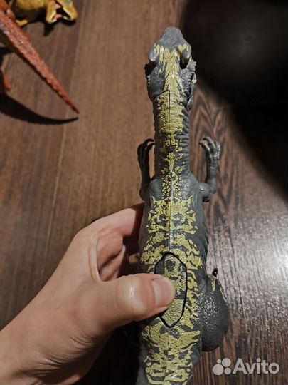 Динозавр из юрского периода