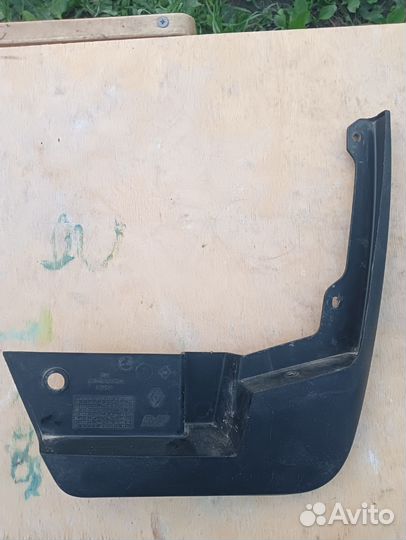 Брызговик передний правый Рено Сандеро 2