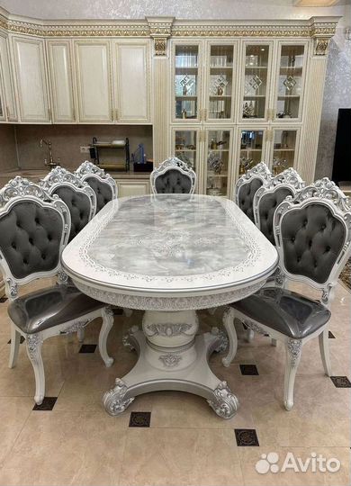 Обеденный стол и стулья