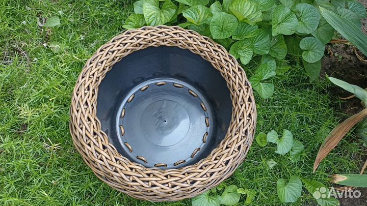 Кашпо из искусственного ротанга