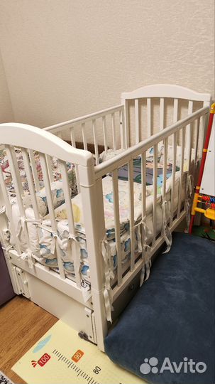 Детская кроватка с маятником и ящиком