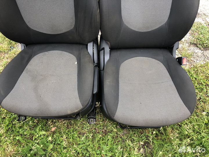 Передние сиденья Hyundai Solaris 1