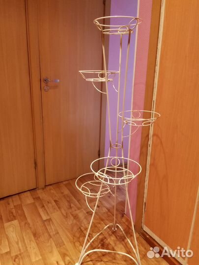 Подставка под цветы металлическая