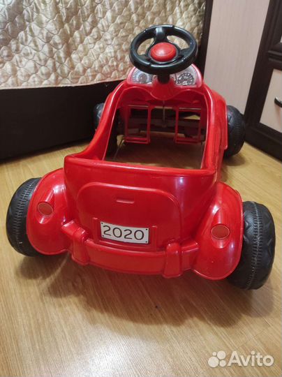Машинка на педалях