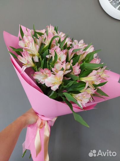 Альстромерии с оформлением