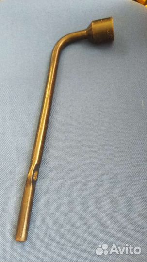 Ключ балонник для ремонта колес на 21